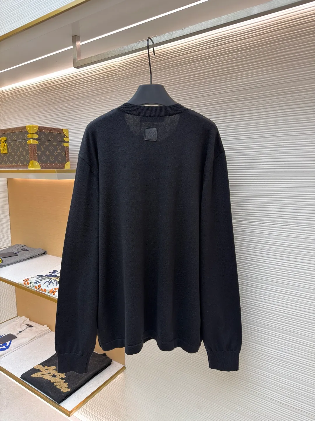 LOUIS VUITTON Embroidered volcano intarsia long-sleeved knitted sweater ●Original version: Purchased and developed by 12108 ●Item number: 1681990-B65 ●Fabric: 100% cotton ●Technology: knitted ●Color: black ●Version: fitted version ●Weight: about 440 grams ●Size: S-M-L-XL ●Description: Using multi-color intarsia jacquard technology: the main body is made of fine plain knitting as the base. The patterns of Mount Fuji, trains and flowers on the chest are interwoven with blue, white, gray and other colored yarns. The edges of the pattern are made of "sesame base" weaving to enhance the texture. The letter logo is integrated into the pattern with invisible jacquard, which is delicate and unobtrusive. The neckline, cuffs and hem are trimmed with front and back double-lift 4-needle ribbing, giving both elasticity and stiffness a balance. Each piece of the body is stitched together using hand-stitching techniques, and the stitches are hidden and firm. The fabric is made of blended wool and has been washed and shaped to ensure skin-friendliness and avoid deformation when worn. The overall craftsmanship takes into account both artistic sense and practical wearability. The overall wiring is straight and delicate, the fabric is comfortable and soft, and the color is consistent without color difference. It can be matched with the same style to create a fashionable look and control various occasions. Customized accessories, complete with three standards, same style for men and women!
